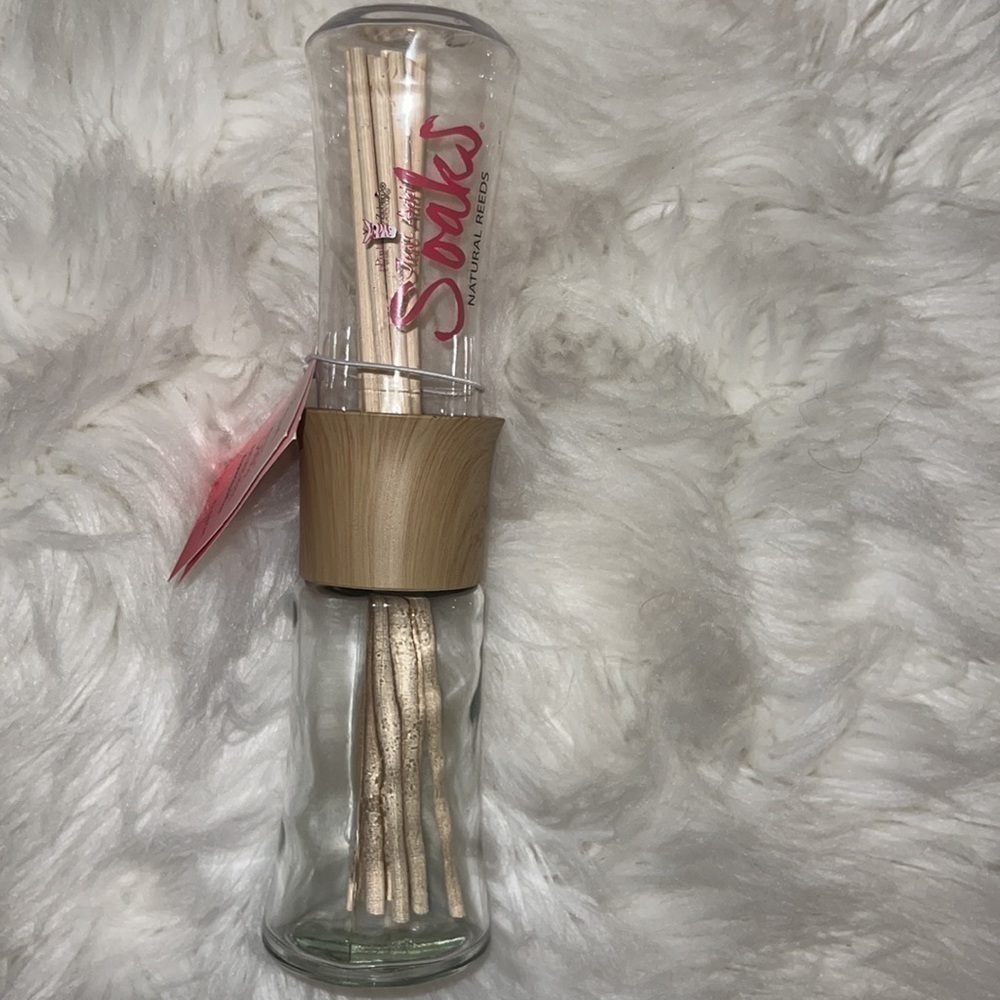 Pink Zebra Reed glass diffuser w/ Natural light Reeds. Just Add Soaks. NIB - Picture 2 of 5